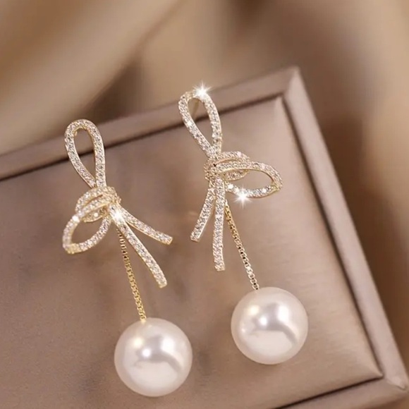 NWOT Faux Pearl Pendant Knot Design Shiny zirconia Decor Dangle Earrings Elegant - Picture 4 of 5